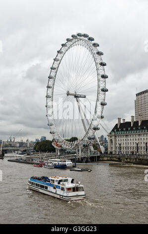 Londres - le 19 octobre 2015 : la célèbre grande roue London Eye vu depuis le pont de Westminster Banque D'Images
