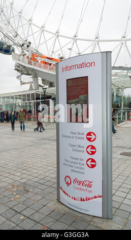 Londres - le 19 octobre 2015 : l'information en face de la grande roue London Eye, l'une des principales attractions de Londres Banque D'Images