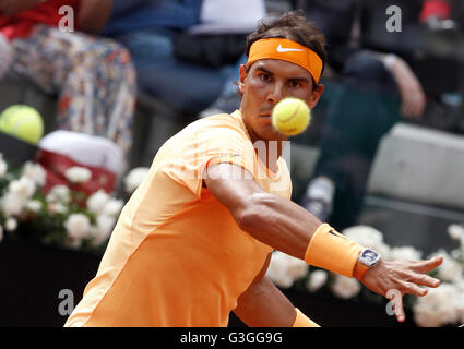 Rafael Nadal l'Espagne renvoie la balle à l'Australie Nick Kyrgios au tournoi de tennis Italienne. Rafael Nadal a remporté une rencontre se qualifier contre Nick Kyrgios 6-7(3), 6-2, 6-4 le jeudi pour une place dans l'Internazionali BNL d'Italia quart-de-finale. (Photo par Isabella Bonotto / Pacific Press) Banque D'Images