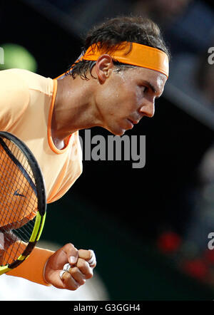 Rome, Italie. Le 11 mai, 2016. Rafael Nadal l'Espagne réagit après avoir gagné un point contre l'Allemagne de commentaires à l'Open de tennis Italienne. © Isabella Bonotto/Pacific Press/Alamy Live News Banque D'Images