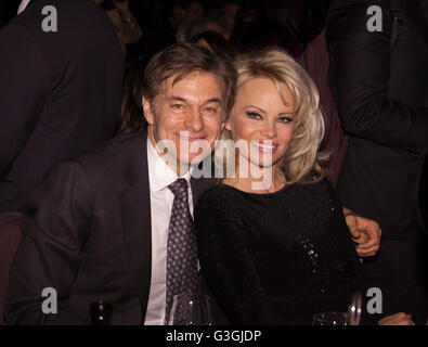 New York, États-Unis. Le 05 mai, 2016. Le Dr Oz et Pamela Anderson assiste à la 4e remise annuelle des prix des champions de valeurs juives international awards gala au Marriott Marquis Times Square © Lev Radin/Pacific Press/Alamy Live News Banque D'Images