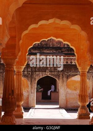 Vue pittoresque à travers l'ambre des arcades successives deux hommes parlant dans le Palais de la ville (Chandra Mahal) Jaipur dans l'État de Rajasthan, Inde Banque D'Images