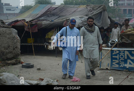 Lahore, Pakistan. 06Th Mai, 2016. Travailleur de la santé pakistanais administre le vaccin contre la polio chute à un enfant pendant une porte-à-porte de la campagne contre la polio à Lahore. Le Pakistan est l'un des trois seuls pays au monde où la polio reste endémique mais des années d'efforts à ont été durement touchées par la réticence des parents, l'opposition des militants, et des attaques contre des équipes de vaccination. © Rana Sajid Hussain/Pacific Press/Alamy Live News Banque D'Images