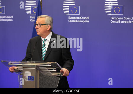 Bruxelles, Belgique. 06Th Mai, 2016. Le premier ministre japonais Shinzo Abe rencontre le président du Conseil européen, Donald Tusk, et le président de la Commission européenne, Jean-Claude Juncker. La visite est la partie de l'European tour en préparation du G7 au sommet qui se tiendra dans le Japon, d'Ise-Shima, également pour discuter de partenariat économique UE-Japon et de l'accord de libre-échange. © Arie Asona/Pacific Press/Alamy Live News Banque D'Images