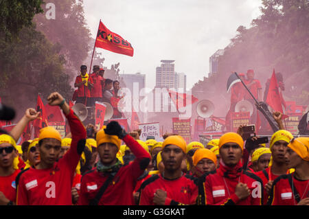 Jakarta, Indonésie. 1er mai 2016. Des milliers de travailleurs, c'est chanter l'hymne national de l'Indonésie à Jalan Merdeka Barat avant leur fin, le rassemblement de la fête du Travail. © l'IRAO Adityo/Pacific Press/Alamy Live News Banque D'Images