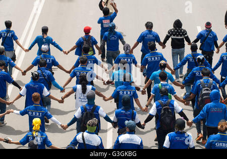 Jakarta, Indonésie. 1er mai 2016. Main dans la main et les travailleurs forment une chaîne humaine sur leur premier mai dans MH Thamrin Street. © l'IRAO Adityo/Pacific Press/Alamy Live News Banque D'Images