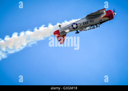 Albion Park, Australie. Apr 30, 2016. North American Harvard afficher lors de l'assemblée 'Les ailes de l'Illawarra au meeting aérien de l'aéroport régional de Illawarra. © Hugh Peterswald/Pacific Press/Alamy Live News Banque D'Images