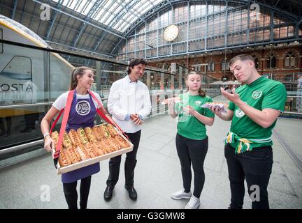 Le célèbre chef Jean-Christophe Novelli, avec les fans irlandais Georgia Humby et Michael Byrne, sert de la viande gastronomique gratuitement aux˜amateurs de football, pour célébrer la Journée mondiale sans viande à la gare internationale de St Pancras, à Londres. Banque D'Images