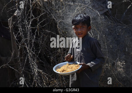 Lahore, Pakistan. Apr 25, 2016. Les enfants pakistanais jouant leur maison des taudis à la veille de la journée mondiale de lutte contre le paludisme dans la région de Lahore. La Journée mondiale de lutte contre le paludisme (ADM) est une célébration internationale célébrée tous les ans et reconnaît les efforts mondiaux pour lutter contre le paludisme. À l'échelle mondiale, 3,3 milliard de personnes dans 106 pays sont à risque de paludisme. En 2012, le paludisme a causé une estimation de 627 000 décès, la plupart chez des enfants africains. En Asie, en Amérique latine et, dans une moindre mesure, le Moyen-Orient et certaines parties de l'Europe sont également touchés. © Rana Sajid Hussain/Pacific Press/Alamy Live News Banque D'Images