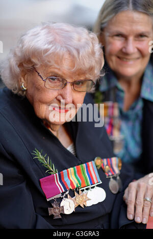 Sydney, Australie. Apr 25, 2016. Daphne Dunne, veuve d'Albert de la Croix de Victoria VC Chowne MM avant le mois de mars de l'Anzac Day à Sydney. © Hugh Peterswald/Pacific Press/Alamy Live News Banque D'Images