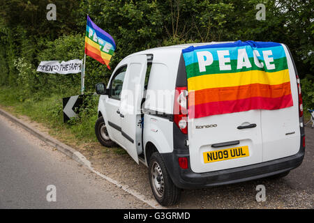 Burghfield, UK. 11 Juin, 2016. Un véhicule drapé d'un drapeau de paix stationnés près d'un blocage par les militants de la paix de l'entrée de l'AWE Burghfield livraisons. Credit : Mark Kerrison/Alamy Live News Banque D'Images