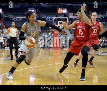 Washington, DC, USA. 11 Juin, 2016. 20160611 - Minnesota Lynx MAYA MOORE avant (23) lecteurs contre Washington Mystics guard NATASHA CLOUD (15) dans la seconde moitié du Verizon Center de Washington. © Chuck Myers/ZUMA/Alamy Fil Live News Banque D'Images