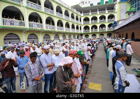 Katmandou, Népal. 10 Juin, 2016. Des milliers de Musulmans népalais offrant prière rituelle sur le premier vendredi du Ramadan à la mosquée de Jame. Le Ramadan est le neuvième mois du calendrier islamique. Pendant le mois du Ramadan, les musulmans jeûnent de l'aube au crépuscule dans le monde entier. © Narayan Maharjan/Pacific Press/Alamy Live News Banque D'Images