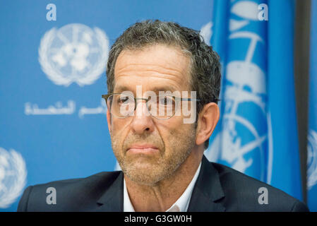 New York, États-Unis. 07Th Juin, 2016. Kenneth Cole parle lors de la conférence de presse. À la veille du début de l'Assemblée générale des Nations Unies réunion de haut niveau sur la crise mondiale du SIDA/VIH, le Directeur exécutif de l'ONUSIDA Michel Sidibé a tenu une conférence de presse au siège DES NATIONS UNIES, New York, NY, USA d'annoncer la nomination de Fashion designer Kenneth Cole pour le rôle d'ambassadeur de bonne volonté pour l'ONUSIDA International. © Albin Lohr-Jones/Pacific Press/Alamy Live News Banque D'Images