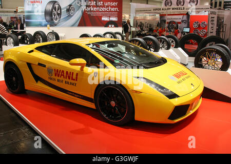 Essen, Allemagne. 26 mai, 2016. Une Lamborghini au cours de l'Reifen Foire commerciale. L'Reifen est le leader incontesté de l'industrie du pneu juste et a été un lieu de rencontre pour les décideurs de l'industrie depuis 1960. © Maik Boenisch/Pacific Press/Alamy Live News Banque D'Images