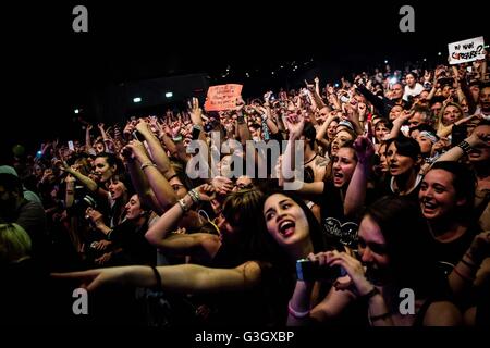 Milan, Italie. 16 mai, 2016. La foule de l'Italien pop rock band l'Kolors photographié sur scène pendant qu'il effectue en direct à Alcatraz. © Roberto Finizio/Pacific Press/Alamy Live News Banque D'Images
