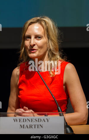 Turin, Italie. 15 mai, 2016. L'écrivain américain mercredi Martin l'un des clients de la Foire du livre de Turin. © Marco Destefanis/Pacific Press/Alamy Live News Banque D'Images