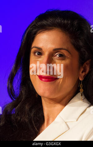 Turin, Italie. 15 mai, 2016. L'écrivain israélien Dorit Rabinyan l'un de l'invité lors de la Foire du livre de Turin. © Marco Destefanis/Pacific Press/Alamy Live News Banque D'Images