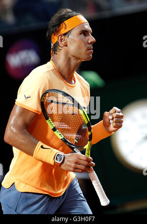 Rome, Italie. Le 11 mai, 2016. Rafael Nadal l'Espagne réagit après avoir gagné un point contre l'Allemagne de commentaires à l'Open de tennis Italienne. © Isabella Bonotto/Pacific Press/Alamy Live News Banque D'Images