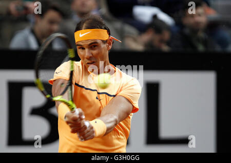 Rome, Italie. Le 11 mai, 2016. Rafael Nadal l'Espagne renvoie la balle à l'Allemagne de commentaires à l'Open de tennis Italienne. © Isabella Bonotto/Pacific Press/Alamy Live News Banque D'Images