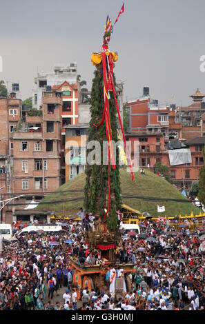 Kathmandu, Népal. 10 mai, 2016. Les dévots tirez le char de Rato Machhendranath pendant le premier jour de Rato Machhendranath .Rato Machhendranath festival est vénéré tant par les hindous et bouddhistes comme dieu de la pluie pour la prospérité. © Archana Shrestha/Pacific Press/Alamy Live News Banque D'Images