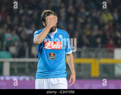 Turin, Italie. Le 08 mai, 2016. Gonzalo Higuain gestes au cours de la serie d'un match de football entre Torino FC et SSC Napoli SSC Napoli gagne 2-1 au Torino FC. © Nicolò Campo/Pacific Press/Alamy Live News Banque D'Images