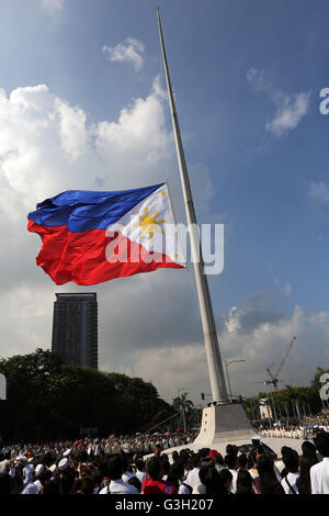 (160612) -- MANILLE, 12 juin 2016 (Xinhua) -- Les Philippins participent à la cérémonie de lever du drapeau au cours de la célébration de la 118e jour de l'indépendance des Philippines à Manille, Philippines, le 12 juin 2016. Les Philippines ont célébré le 118e anniversaire de la proclamation de l'indépendance de la domination espagnole. (Xinhua/Rouelle Umali) (lyi) Banque D'Images