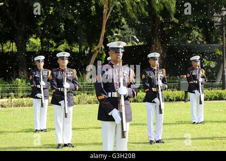 (160612) -- MANILLE, 12 juin 2016 (Xinhua) -- les gardes d'honneur au garde à vous comme des confettis tombent sur eux au cours de la célébration de la 118e jour de l'indépendance des Philippines à Manille, Philippines, le 12 juin 2016. Les Philippines ont célébré le 118e anniversaire de la proclamation de l'indépendance de la domination espagnole. (Xinhua/Rouelle Umali) (lyi) Banque D'Images