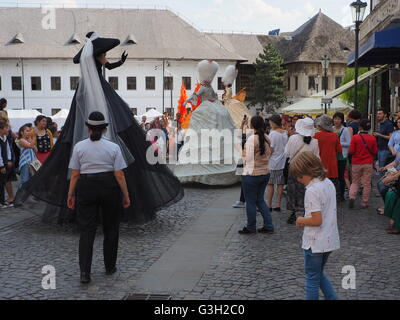 Bucarest, Roumanie. 12 juin 2016. Artistes jouent dans les rues de Bucarest au cours de B-Fit Feestival. B-Fit a été organisé par ARCUB, le centre pour des projets culturels de Bucarest et c'est une Festival de théâtre de rue avec des événements gratuits à sa VIII edition. Banque D'Images