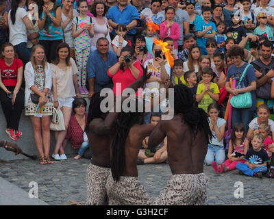 Bucarest, Roumanie. 12 juin 2016. Depuis l'Italie Kenya acrobatique effectuer dans les rues de Bucarest au cours de B-Fit Feestival. B-Fit a été organisé par ARCUB, le centre pour des projets culturels de Bucarest et c'est une Festival de théâtre de rue avec des événements gratuits à sa VIII edition. Banque D'Images