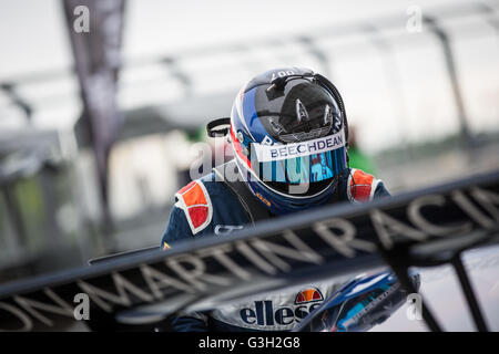 Silverstone, UK. 12 Juin, 2016. Andrew Howard faire un changement de pilote dans son # 1 Beechdean AMR Aston Martin Vantage GT3 Crédit : Steven re/Alamy Live News Banque D'Images