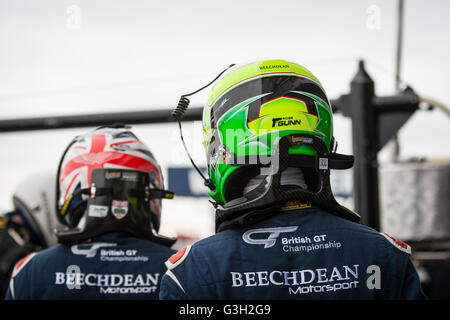 Silverstone, UK. 12 Juin, 2016. Andrew Howard et Ross Gunn prêt à procéder à une modification de la pratique du pilote # 1 Beechdean AMR Aston Martin Vantage GT3 Crédit : Steven re/Alamy Live News Banque D'Images