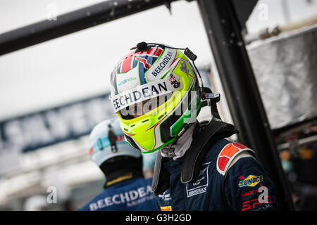 Silverstone, UK. 12 Juin, 2016. Ross Gunn en attente de changement de pilote ne pratique # 1 Beechdean AMR Aston Martin Vantage GT3 Crédit : Steven re/Alamy Live News Banque D'Images