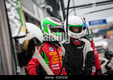 Silverstone, UK. 12 Juin, 2016. Jon Minshaw faire un changement de pilote pratique # 33 Barwell Motorsport Lamborghini Ouragan GT3 Crédit : Steven re/Alamy Live News Banque D'Images