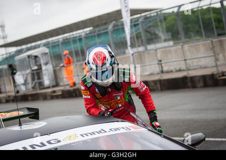 Silverstone, UK. 12 Juin, 2016. Phil désireux de faire un changement de pilote dans la pratique son # 33 Barwell Motorsport Lamborghini Ouragan GT3 Crédit : Steven re/Alamy Live News Banque D'Images