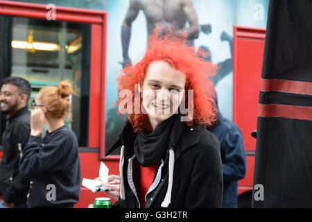 Londres, Royaume-Uni. 24 Juin, 2016. Pro-europe et migrantes manifestation tenue à Londres. Au cours de la marche protestataire sourit. Crédit : Marc Ward/Alamy Live News Banque D'Images