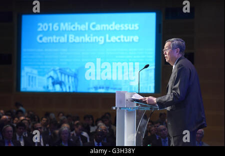 Washington, DC, DC, aux Etats-Unis. 24 Juin, 2016. Le gouverneur de la banque centrale de Chine Zhou Xiaochuan parle durant sa conférence à Washington, DC, États-Unis, le 24 juin 2016. Zhou Xiaochuan a livré les 2016 Michel Camdessus Conférences de banque centrale au Fonds monétaire international(FMI) Siège le vendredi. © Yin Bogu/Xinhua/Alamy Live News Banque D'Images