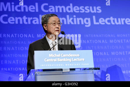 Washington, DC, DC, aux Etats-Unis. 24 Juin, 2016. Le gouverneur de la banque centrale de Chine Zhou Xiaochuan parle durant sa conférence à Washington, DC, États-Unis, le 24 juin 2016. Zhou Xiaochuan a livré les 2016 Michel Camdessus Conférences de banque centrale au Fonds monétaire international(FMI) Siège le vendredi. © Yin Bogu/Xinhua/Alamy Live News Banque D'Images