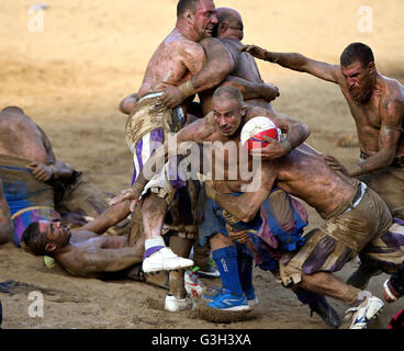 Florence, Italie. 24 Juin, 2016. (Joueurs de la Santo Spirito Bianchi et le La Santa Croce Azzuri Lutte contre eux durant l'Calcio Fiorentino (football) historique match final dans la place Santa Croce, Florence. Calcio Fiorentino, une forme précoce de football du 16ème siècle, provient de l'ancienne cité romaine "harpastum'. A joué en équipe de 27, en utilisant les deux pieds et mains, règles permet à des tactiques telles que coups de tête, coups de poing, coups de coude, et de l'étouffement, mais interdit sucker-perforation et des coups de pied à la tête. Source : Xinhua/Alamy Live News Banque D'Images