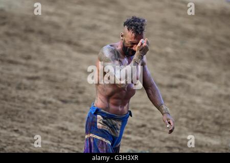 Florence, Italie. 24 Juin, 2016. (A La Santa Croce Azzuri player réagit après avoir perdu le Calcio Fiorentino (football) historique match final contre le Santo Spirito Bianchi dans la place Santa Croce, Florence. Calcio Fiorentino, une forme précoce de football du 16ème siècle, provient de l'ancienne cité romaine "harpastum'. A joué en équipe de 27, en utilisant les deux pieds et mains, règles permet à des tactiques telles que coups de tête, coups de poing, coups de coude, et de l'étouffement, mais interdit sucker-perforation et des coups de pied à la tête. Source : Xinhua/Alamy Live News Banque D'Images