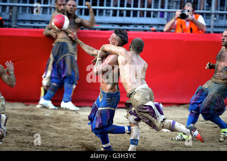 Florence, Italie. 24 Juin, 2016. (Un joueur Bianchi Santo Spirito (blanc) se bat contre un La Santa Croce Azzuri player pendant le Calcio Fiorentino (football) historique match final dans la place Santa Croce, Florence. Calcio Fiorentino, une forme précoce de football du 16ème siècle, provient de l'ancienne cité romaine "harpastum'. A joué en équipe de 27, en utilisant les deux pieds et mains, règles permet à des tactiques telles que coups de tête, coups de poing, coups de coude, et de l'étouffement, mais interdit sucker-perforation et des coups de pied à la tête. Source : Xinhua/Alamy Live News Banque D'Images