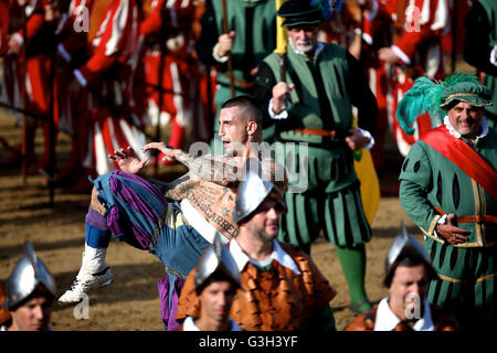 Florence, Italie. 24 Juin, 2016. (A La Santa Croce Azzuri player s'étend en avant du Calcio Fiorentino (football) historique match final contre le Santo Spirito Bianchi dans la place Santa Croce, Florence. Calcio Fiorentino, une forme précoce de football du 16ème siècle, provient de l'ancienne cité romaine "harpastum'. A joué en équipe de 27, en utilisant les deux pieds et mains, règles permet à des tactiques telles que coups de tête, coups de poing, coups de coude, et de l'étouffement, mais interdit sucker-perforation et des coups de pied à la tête. Source : Xinhua/Alamy Live News Banque D'Images