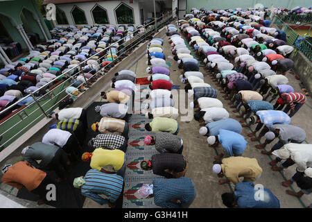 Katmandou, Népal. 24 Juin, 2016. Les musulmans offrir des prières au cours du troisième vendredi du mois saint islamique de Ramadan dans une mosquée de Katmandou, Népal, 24 juin 2016. © Sunil Sharma/Xinhua/Alamy Live News Banque D'Images