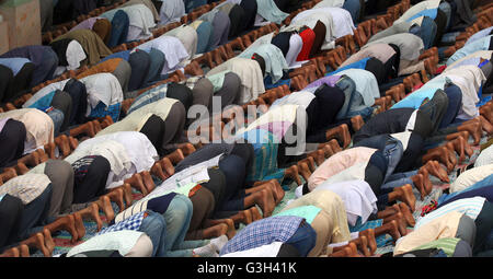 Katmandou, Népal. 24 Juin, 2016. Les musulmans offrir des prières au cours du troisième vendredi du mois saint islamique de Ramadan dans une mosquée de Katmandou, Népal, 24 juin 2016. © Sunil Sharma/Xinhua/Alamy Live News Banque D'Images