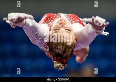 St Louis, Missouri, USA. 24 Juin, 2016. ALYSSA BAUMAN se réchauffe sur les barres asymétriques au cours de la première journée de compétition du 2016 P & G Gymnastics Championships tenue à Chaifetz Arena, Saint Louis, Missouri. Credit : Amy Sanderson/ZUMA/Alamy Fil Live News Banque D'Images