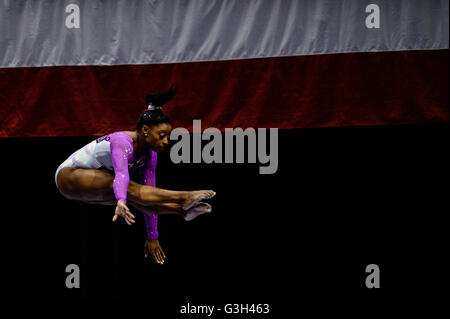 St Louis, Missouri, USA. 24 Juin, 2016. SIMONE BILES rivalise sur la poutre lors de la première journée de compétition du 2016 P & G Gymnastics Championships tenue à Chaifetz Arena, Saint Louis, Missouri. Credit : Amy Sanderson/ZUMA/Alamy Fil Live News Banque D'Images