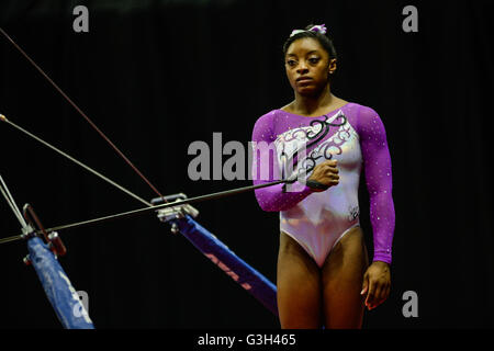 St Louis, Missouri, USA. 24 Juin, 2016. SIMONE BILES chauffe lors de la première journée de compétition du 2016 P & G Gymnastics Championships tenue à Chaifetz Arena, Saint Louis, Missouri. Credit : Amy Sanderson/ZUMA/Alamy Fil Live News Banque D'Images