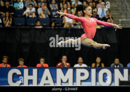 St Louis, Missouri, USA. 24 Juin, 2016. LAUREN HERNANDEZ fait concurrence sur le plancher pendant la première journée de compétition du 2016 P & G Gymnastics Championships tenue à Chaifetz Arena, Saint Louis, Missouri. Credit : Amy Sanderson/ZUMA/Alamy Fil Live News Banque D'Images