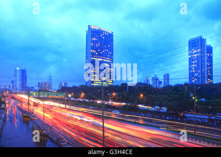 Mumbai, Maharashtra, Inde. 24 Juin, 2016. Mumbai Skyline avec gratte-ciel et le trafic pendant la saison des pluies de mousson.L'économie indienne est fortement dépendante de la mousson. Credit : Subhash Sharma/ZUMA/Alamy Fil Live News Banque D'Images