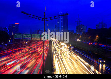 Mumbai, Maharashtra, Inde. 24 Juin, 2016. Mumbai Skyline avec gratte-ciel et le trafic pendant la saison des pluies de mousson.L'économie indienne est fortement dépendante de la mousson. Credit : Subhash Sharma/ZUMA/Alamy Fil Live News Banque D'Images